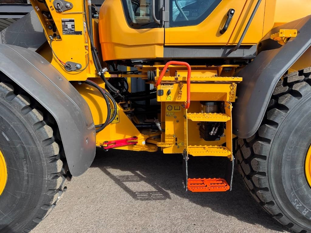 Volvo L70H LONG BOOM - Gumikerekes homlokrakodó: 2 kép. Volvo L70H LONG BOOM - Gumikerekes homlokrakodó: 2 kép.