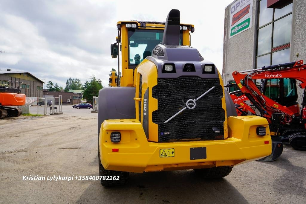 Volvo L70H2 - Gumikerekes homlokrakodó: 4 kép. Volvo L70H2 - Gumikerekes homlokrakodó: 4 kép.
