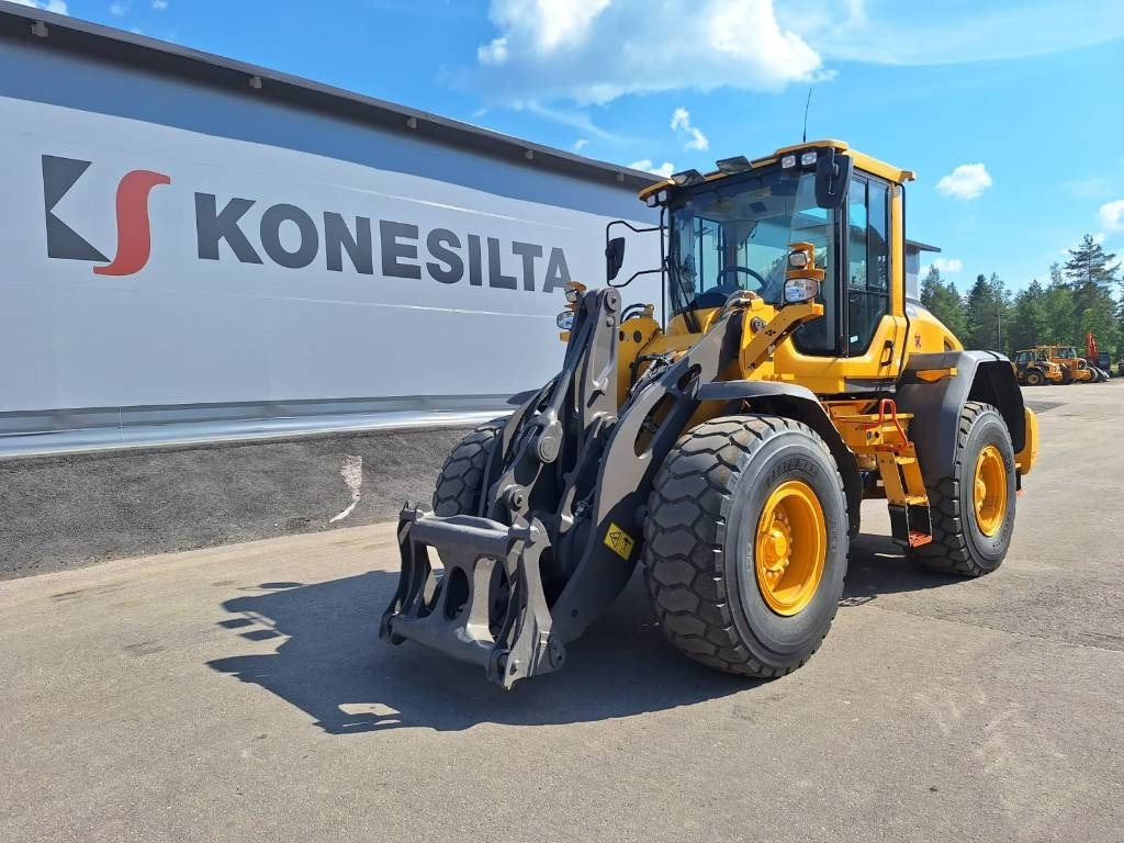 Volvo L90H - Gumikerekes homlokrakodó: 4 kép. Volvo L90H - Gumikerekes homlokrakodó: 4 kép.