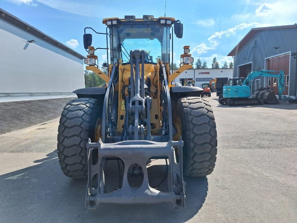 Volvo L90H - Gumikerekes homlokrakodó: 2 kép. Volvo L90H - Gumikerekes homlokrakodó: 2 kép.