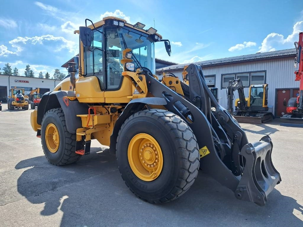 Volvo L90H - Gumikerekes homlokrakodó: 3 kép. Volvo L90H - Gumikerekes homlokrakodó: 3 kép.