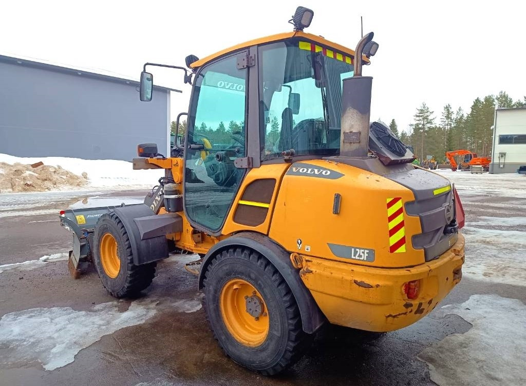 Volvo MYYTY! SOLD! L25F RASVARI, AURA - Gumikerekes homlokrakodó: 2 kép. Volvo MYYTY! SOLD! L25F RASVARI, AURA - Gumikerekes homlokrakodó: 2 kép.