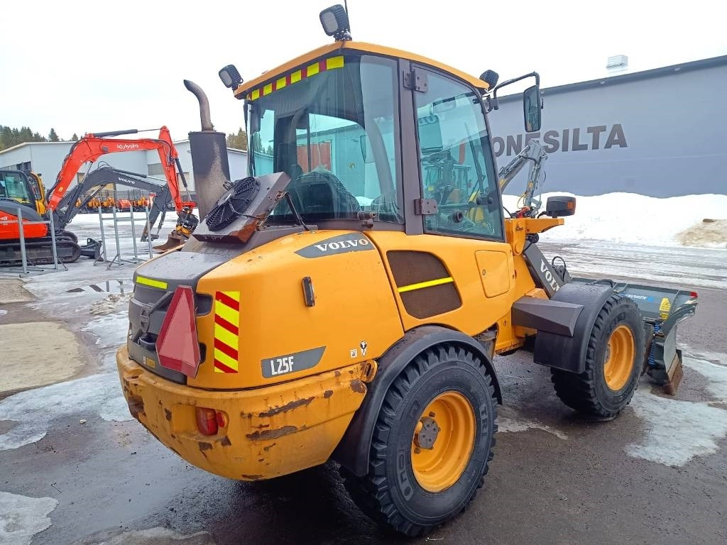 Volvo MYYTY! SOLD! L25F RASVARI, AURA - Gumikerekes homlokrakodó: 3 kép. Volvo MYYTY! SOLD! L25F RASVARI, AURA - Gumikerekes homlokrakodó: 3 kép.