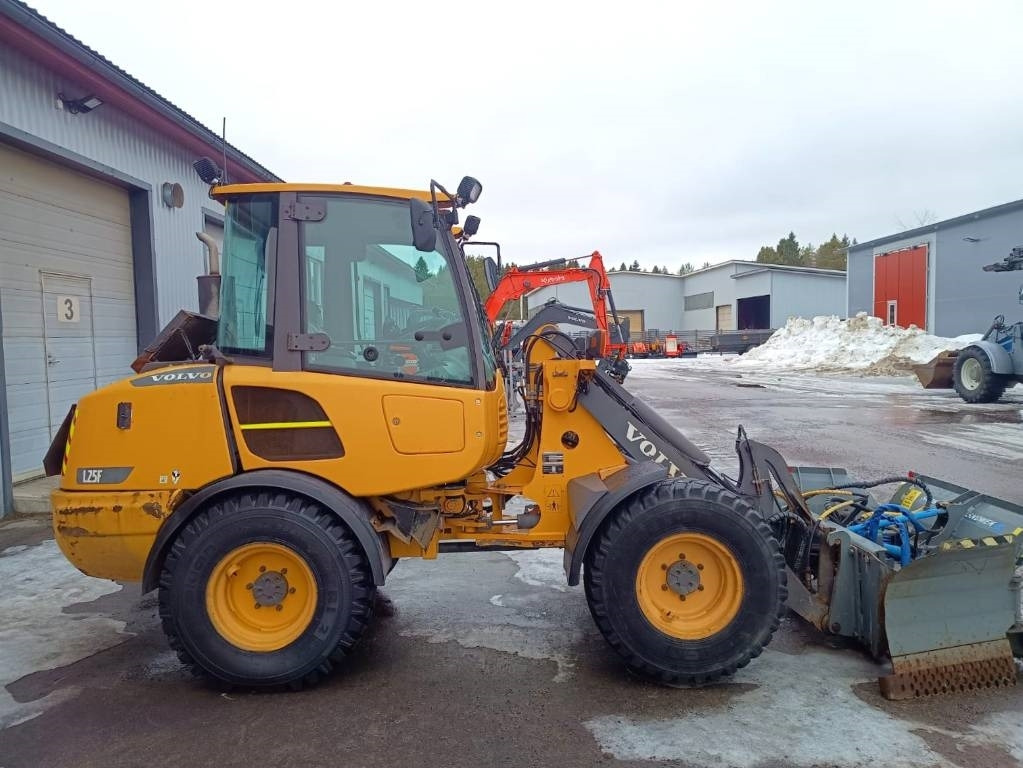 Volvo MYYTY! SOLD! L25F RASVARI, AURA - Gumikerekes homlokrakodó: 4 kép. Volvo MYYTY! SOLD! L25F RASVARI, AURA - Gumikerekes homlokrakodó: 4 kép.