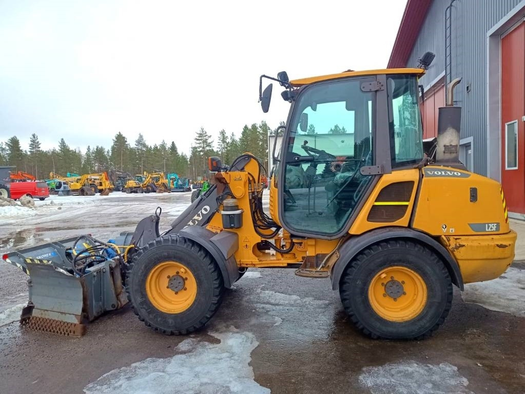 Volvo MYYTY! SOLD! L25F RASVARI, AURA - Gumikerekes homlokrakodó: 1 kép. Volvo MYYTY! SOLD! L25F RASVARI, AURA - Gumikerekes homlokrakodó: 1 kép.