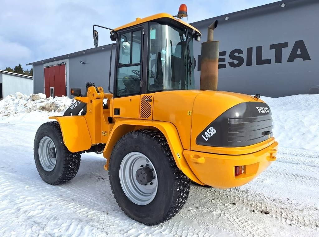 Volvo MYYTY!!SOLD!! L45B UUDET RENKAAT - Gumikerekes homlokrakodó: 2 kép. Volvo MYYTY!!SOLD!! L45B UUDET RENKAAT - Gumikerekes homlokrakodó: 2 kép.