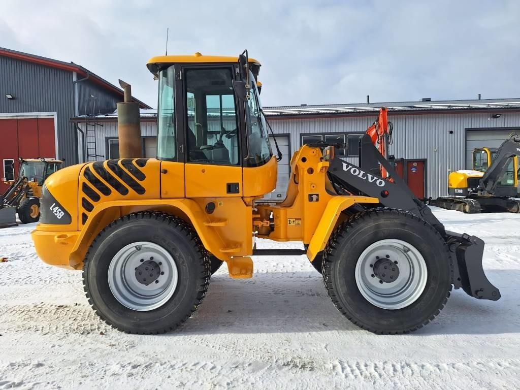 Volvo MYYTY!!SOLD!! L45B UUDET RENKAAT - Gumikerekes homlokrakodó: 5 kép. Volvo MYYTY!!SOLD!! L45B UUDET RENKAAT - Gumikerekes homlokrakodó: 5 kép.