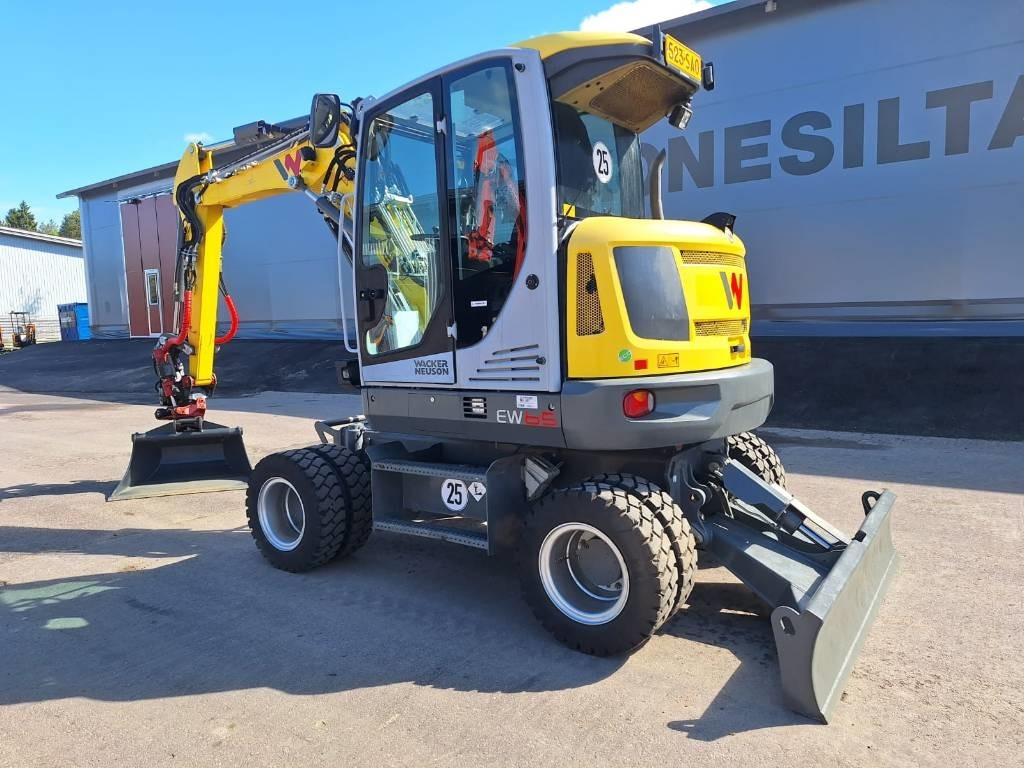 Wacker EW65 PYÖRITTÄJÄLLÄ - Gumikerekes kotró: 2 kép. Wacker EW65 PYÖRITTÄJÄLLÄ - Gumikerekes kotró: 2 kép.