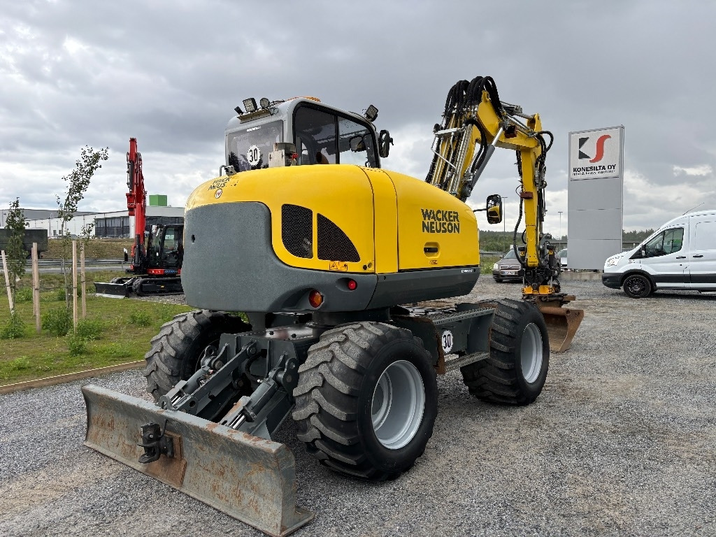 Wacker Neuson EW 100 - Gumikerekes kotró: 4 kép. Wacker Neuson EW 100 - Gumikerekes kotró: 4 kép.