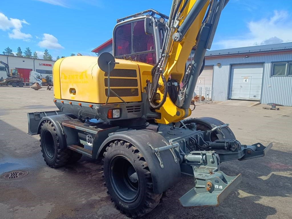 Wacker Neuson EW100 PYÖRITTÄJÄLLÄ - Gumikerekes kotró: 4 kép. Wacker Neuson EW100 PYÖRITTÄJÄLLÄ - Gumikerekes kotró: 4 kép.