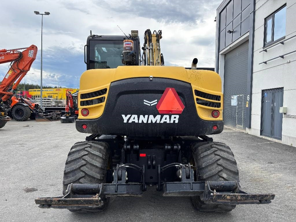 Yanmar B110W PYÖRITTÄJÄLLÄ - Gumikerekes kotró: 3 kép. Yanmar B110W PYÖRITTÄJÄLLÄ - Gumikerekes kotró: 3 kép.