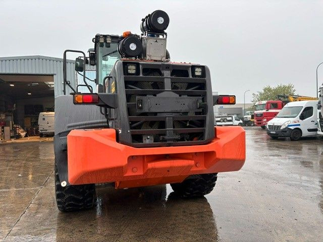 Hitachi ZW220-6. Hochkippschaufel. Wage. - Gumikerekes homlokrakodó: 5 kép. Hitachi ZW220-6. Hochkippschaufel. Wage. - Gumikerekes homlokrakodó: 5 kép.