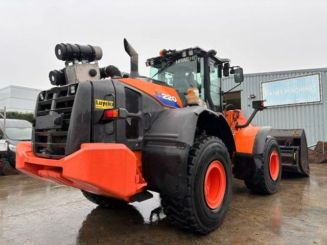 Hitachi ZW220-6. Hochkippschaufel. Wage. - Gumikerekes homlokrakodó: 4 kép. Hitachi ZW220-6. Hochkippschaufel. Wage. - Gumikerekes homlokrakodó: 4 kép.