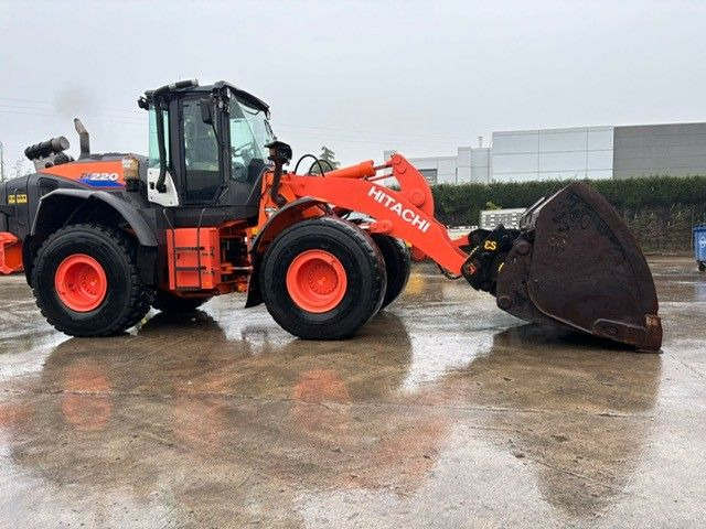 Hitachi ZW220-6. Hochkippschaufel. Wage. - Gumikerekes homlokrakodó: 2 kép. Hitachi ZW220-6. Hochkippschaufel. Wage. - Gumikerekes homlokrakodó: 2 kép.