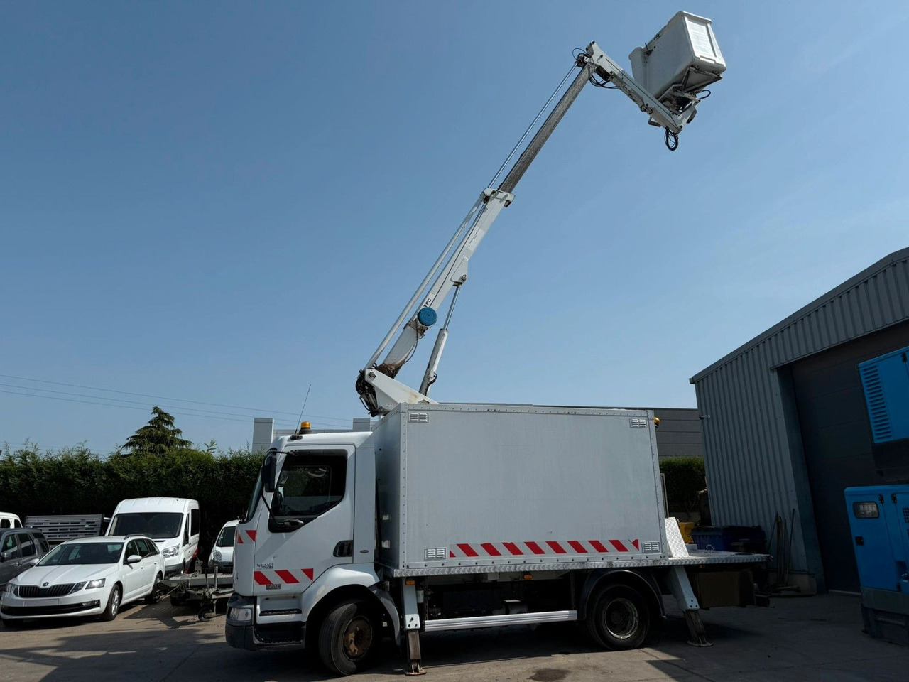 Renault Midlum 220dCi. Hubarbeitsbühne 16m. - Emelőkosaras teherautó: 2 kép. Renault Midlum 220dCi. Hubarbeitsbühne 16m. - Emelőkosaras teherautó: 2 kép.