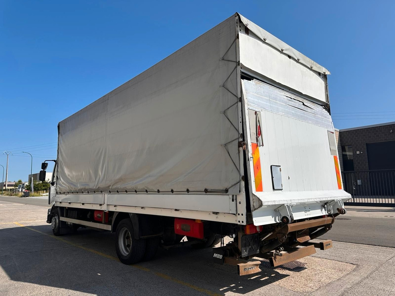 Renault Midlum dXi220-12. Klima. - Ponyvás teherautó: 5 kép. Renault Midlum dXi220-12. Klima. - Ponyvás teherautó: 5 kép.