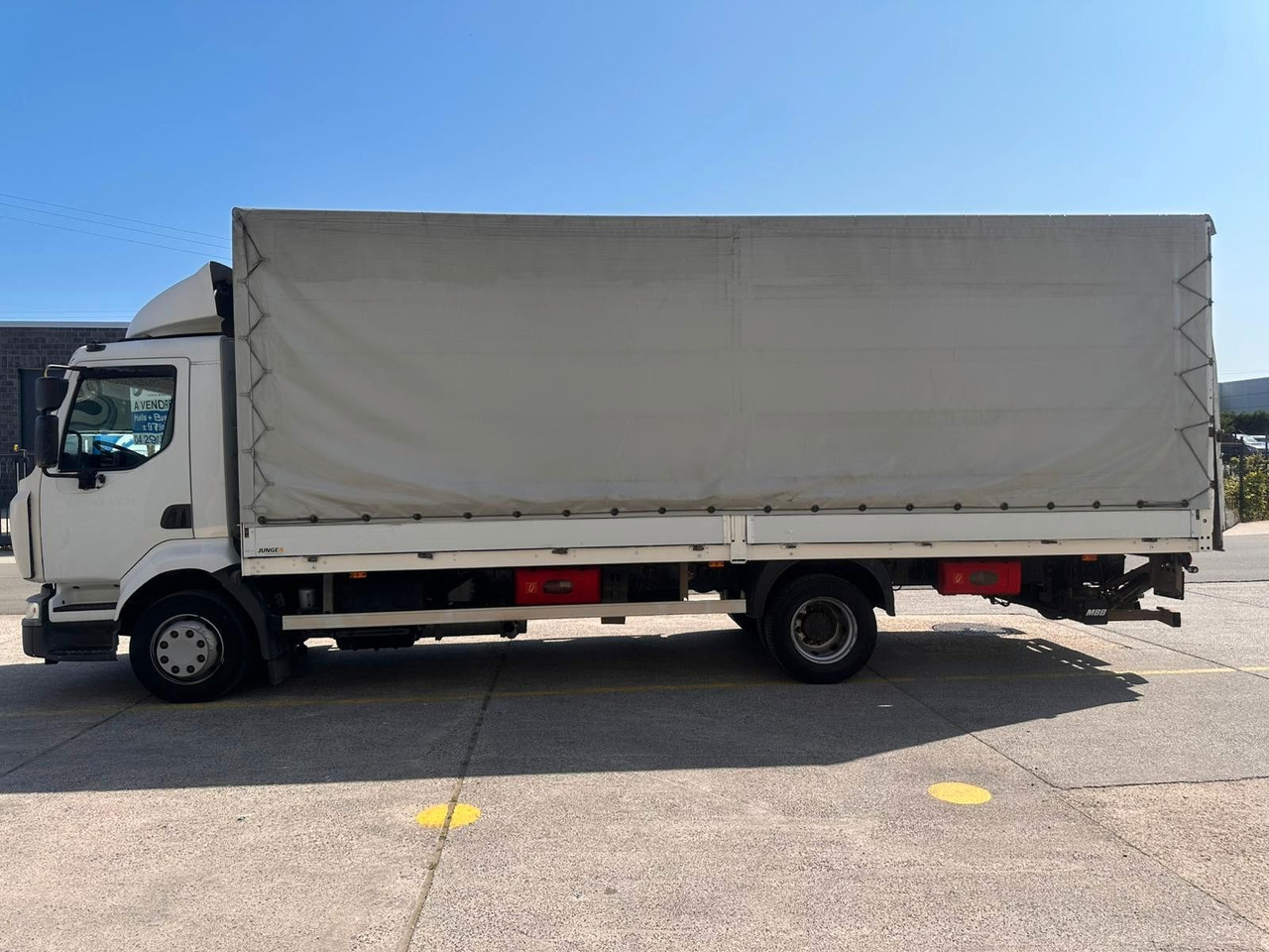 Renault Midlum dXi220-12. Klima. - Ponyvás teherautó: 1 kép. Renault Midlum dXi220-12. Klima. - Ponyvás teherautó: 1 kép.