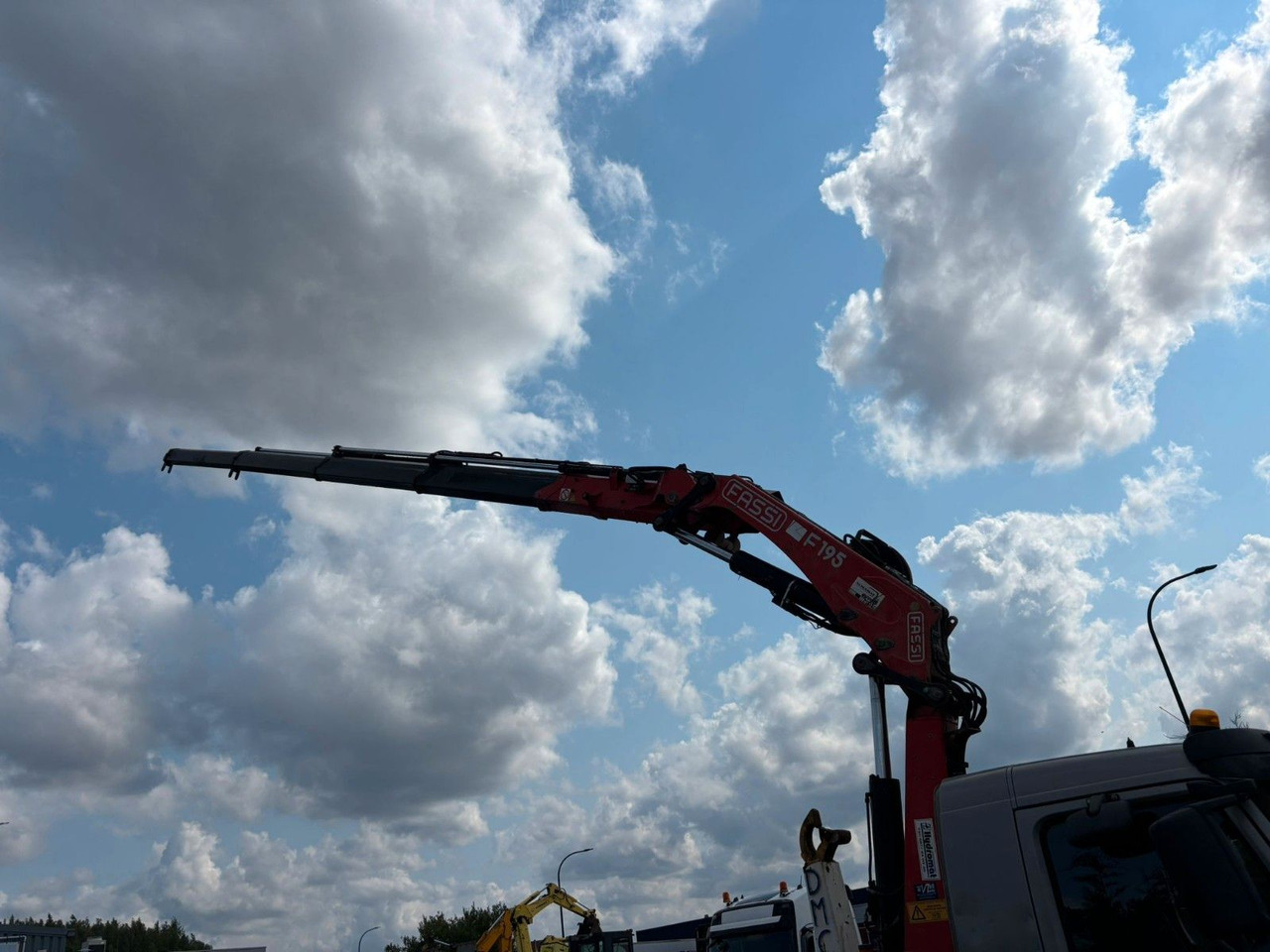 Volvo 6x4. Fassi F195A. Abroll. Funk. Tempomat. - Horgos rakodó teherautó, Darus autó: 4 kép. Volvo 6x4. Fassi F195A. Abroll. Funk. Tempomat. - Horgos rakodó teherautó, Darus autó: 4 kép.