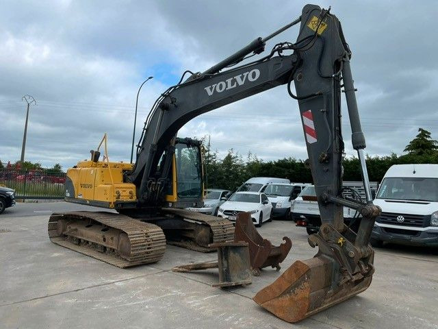 Volvo EC180B. 2 Löffel + 1 Ripperzahne. Klima. - Lánctalpas kotró: 3 kép. Volvo EC180B. 2 Löffel + 1 Ripperzahne. Klima. - Lánctalpas kotró: 3 kép.