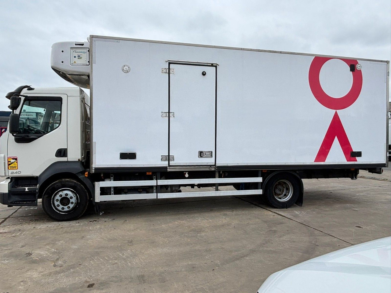 Volvo FL 250. Carrier Supra -20°. EU5. Motor Defekt. - Hűtős teherautó: 2 kép. Volvo FL 250. Carrier Supra -20°. EU5. Motor Defekt. - Hűtős teherautó: 2 kép.