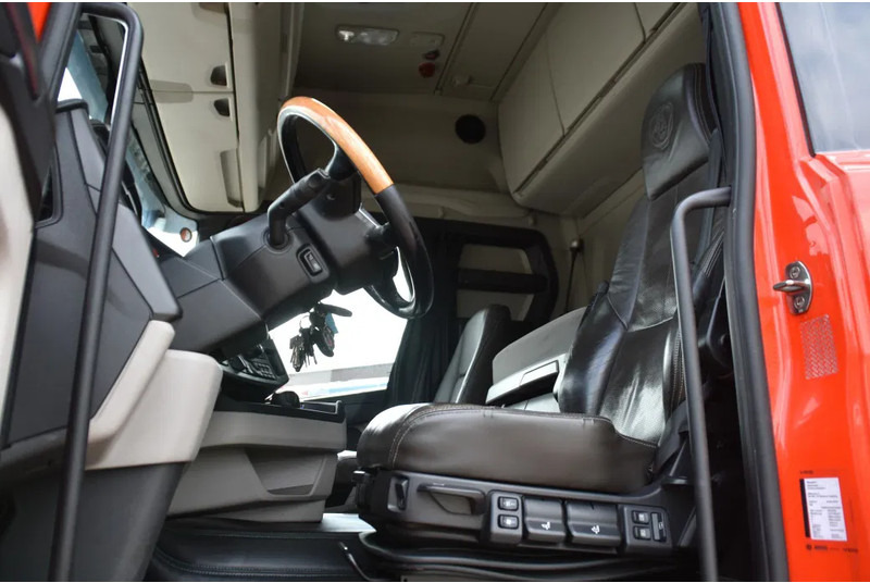 Scania R450 NGS 6x2/4NB - RETARDER - FULL AIR - 748 TKM - LEATHER SEATS - NAVI - 2 x FUEL TANKS - LED LIGHTS - - Nyergesvontató: 4 kép. Scania R450 NGS 6x2/4NB - RETARDER - FULL AIR - 748 TKM - LEATHER SEATS - NAVI - 2 x FUEL TANKS - LED LIGHTS - - Nyergesvontató: 4 kép.