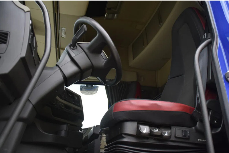 Volvo FH 500 Globetrotter 6x2/4 - EURO 6 - 769 TKM - AIRCO - 2 x FUEL TANKS - TOP CONDITION - - Nyergesvontató: 4 kép. Volvo FH 500 Globetrotter 6x2/4 - EURO 6 - 769 TKM - AIRCO - 2 x FUEL TANKS - TOP CONDITION - - Nyergesvontató: 4 kép.