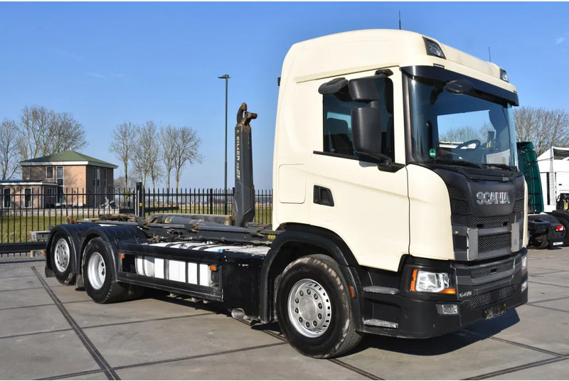 Scania G410 NGS 6x2*4 - HOOKLIFT - 306 TKM - AIRCO - NAVI - WHEELBASE: 455 CM - GOOD CONDITION - - Horgos rakodó teherautó: 1 kép. Scania G410 NGS 6x2*4 - HOOKLIFT - 306 TKM - AIRCO - NAVI - WHEELBASE: 455 CM - GOOD CONDITION - - Horgos rakodó teherautó: 1 kép.