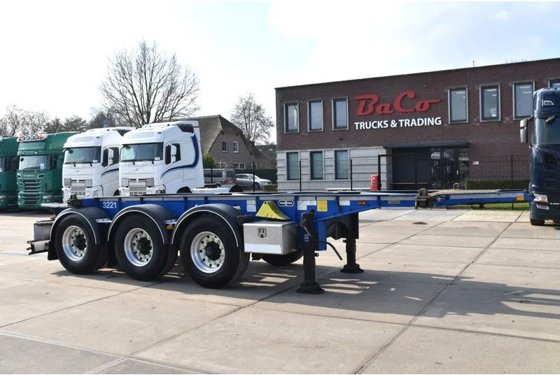 Van Hool A3C002 - ADR FL - 20 FT SWAP - LIFT AXLE - BPW AXLES - DISC BRAKES - 3180 KG EMPTY WEIGHT ! - Félpótkocsi cserefelépítményes: 1 kép. Van Hool A3C002 - ADR FL - 20 FT SWAP - LIFT AXLE - BPW AXLES - DISC BRAKES - 3180 KG EMPTY WEIGHT ! - Félpótkocsi cserefelépítményes: 1 kép.