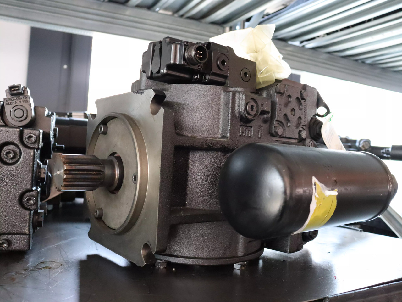 DANFOSS 90L130KPVBJ8ELRF4F03GBA424236 - Hidraulikus szivattyú - Anyagmozgató gép: 1 kép. DANFOSS 90L130KPVBJ8ELRF4F03GBA424236 - Hidraulikus szivattyú - Anyagmozgató gép: 1 kép.
