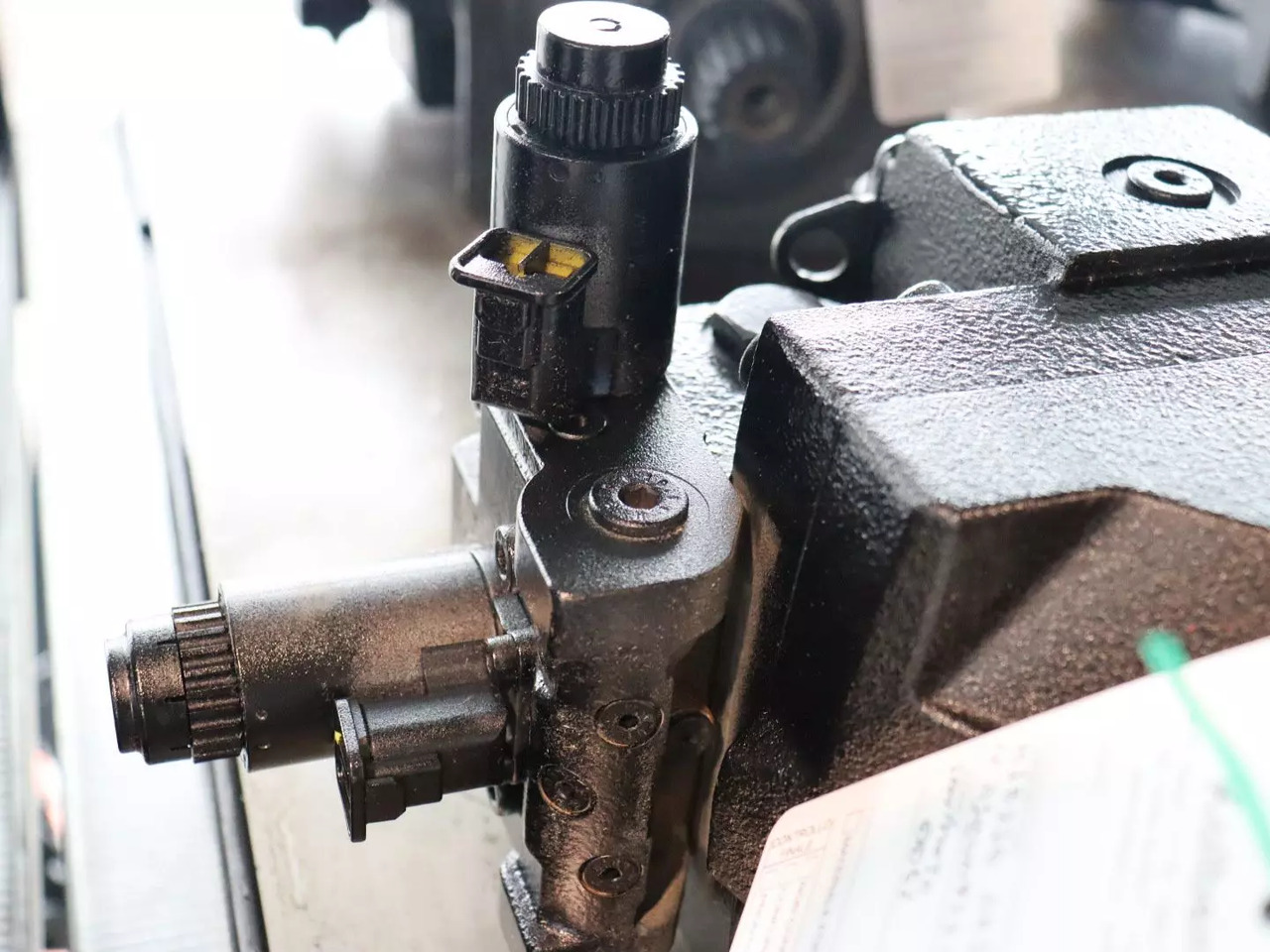 DANFOSS / SAUER H1B110-AK1-K1-NCRADNJNNA10NN027N25NNN - Hidraulikus motor - Építőipari gépek: 2 kép. DANFOSS / SAUER H1B110-AK1-K1-NCRADNJNNA10NN027N25NNN - Hidraulikus motor - Építőipari gépek: 2 kép.