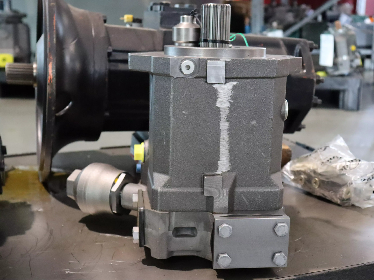 Linde HPR02 A2 135 R LP00 0 0 0 S - Hidraulikus szivattyú - Anyagmozgató gép: 3 kép. Linde HPR02 A2 135 R LP00 0 0 0 S - Hidraulikus szivattyú - Anyagmozgató gép: 3 kép.