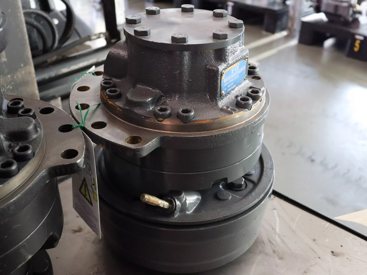 POCLAIN MS05-2-133-R05-1220-E000 - Hidraulikus motor - Anyagmozgató gép: 1 kép. POCLAIN MS05-2-133-R05-1220-E000 - Hidraulikus motor - Anyagmozgató gép: 1 kép.