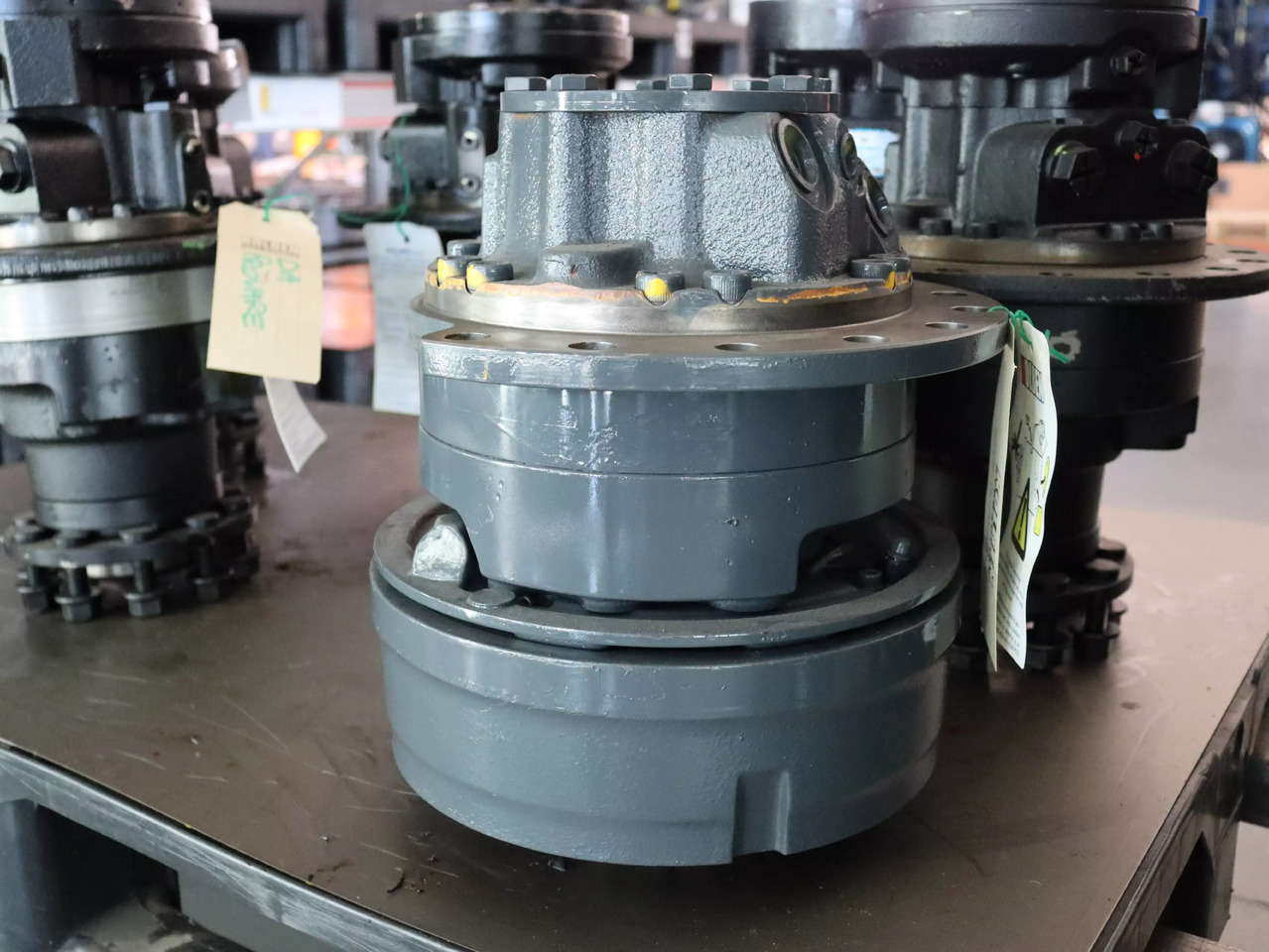 POCLAIN MS05-2-133-R05-1220-E000 - Hidraulikus motor - Anyagmozgató gép: 2 kép. POCLAIN MS05-2-133-R05-1220-E000 - Hidraulikus motor - Anyagmozgató gép: 2 kép.