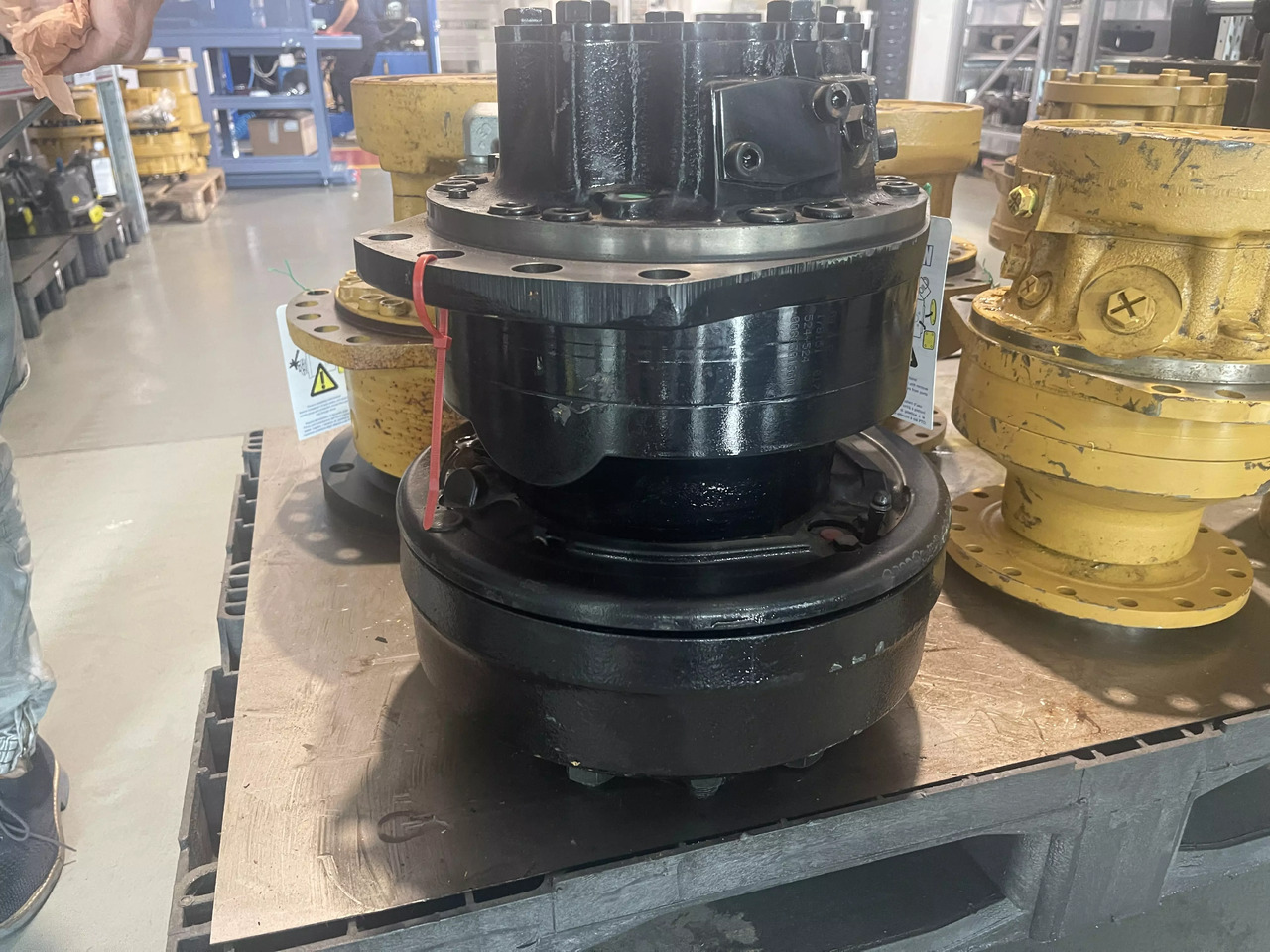 POCLAIN MS11-0-121-R11-1P22-5DEFJ - Hidraulikus motor - Építőipari gépek: 3 kép. POCLAIN MS11-0-121-R11-1P22-5DEFJ - Hidraulikus motor - Építőipari gépek: 3 kép.