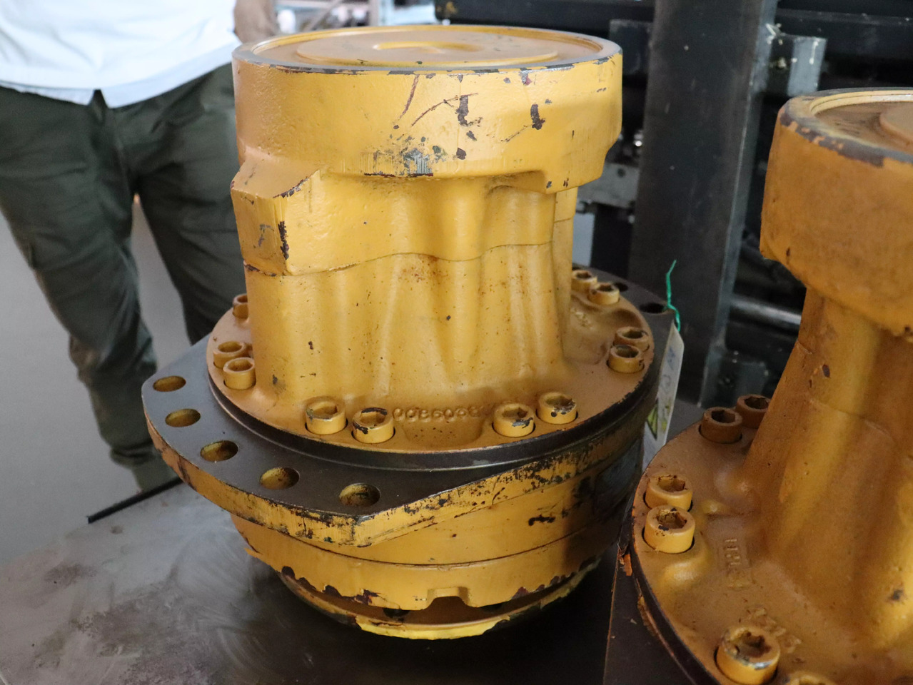 POCLAIN MS18-2-A21-F21-1410-5000 - Hidraulikus motor - Anyagmozgató gép: 2 kép. POCLAIN MS18-2-A21-F21-1410-5000 - Hidraulikus motor - Anyagmozgató gép: 2 kép.