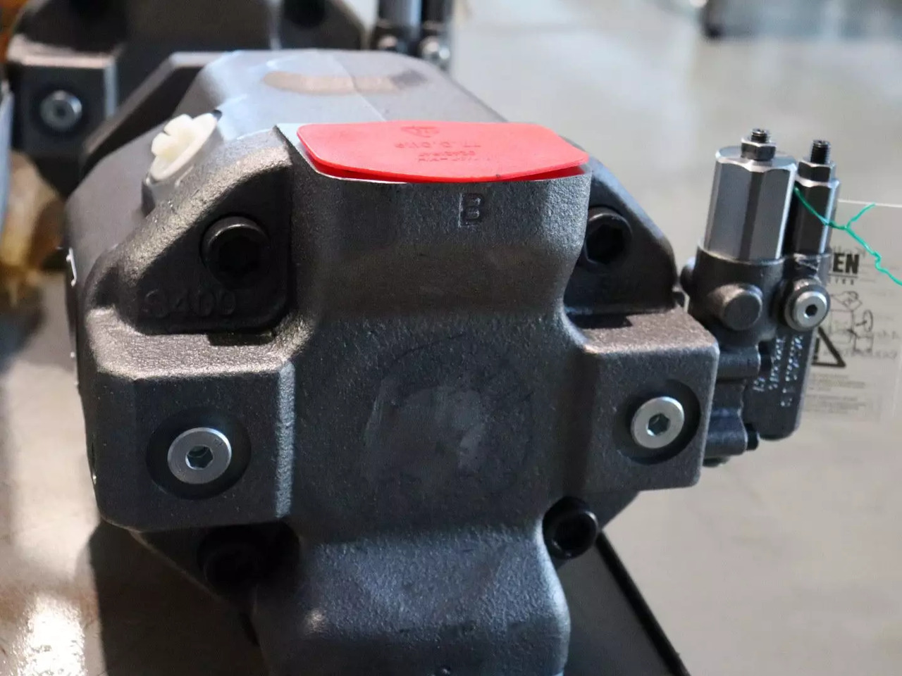 REXROTH A10VO100DFR/31L-VSC62N00 - Hidraulikus szivattyú - Anyagmozgató gép: 2 kép. REXROTH A10VO100DFR/31L-VSC62N00 - Hidraulikus szivattyú - Anyagmozgató gép: 2 kép.