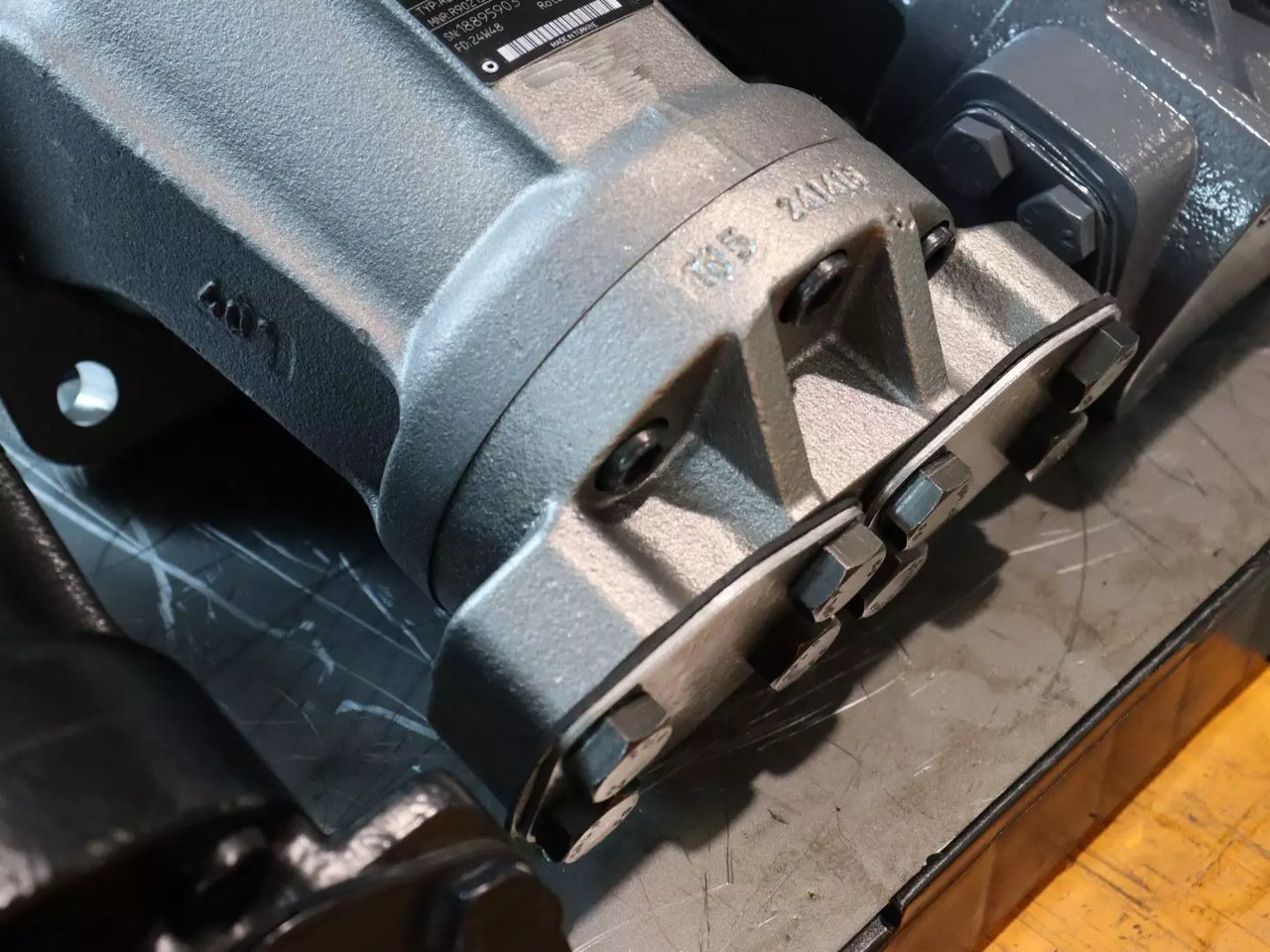 REXROTH A2FM107/61W-VZB010 - Hidraulikus motor - Építőipari gépek: 3 kép. REXROTH A2FM107/61W-VZB010 - Hidraulikus motor - Építőipari gépek: 3 kép.