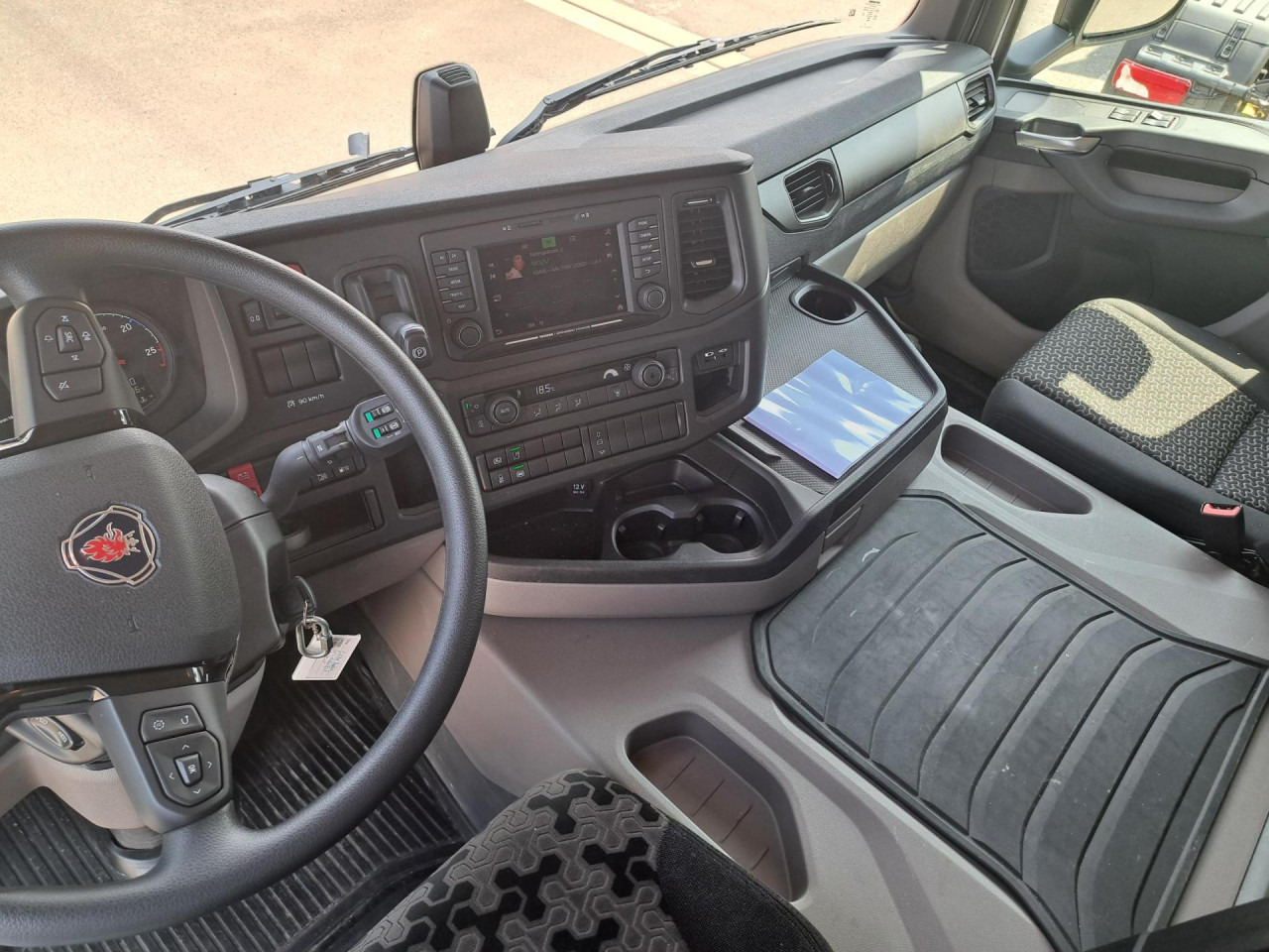 SCANIA SCANIA P280 4x2 Fourgon /Hayon 9L - Alvaz teherautó: 4 kép. SCANIA SCANIA P280 4x2 Fourgon /Hayon 9L - Alvaz teherautó: 4 kép.