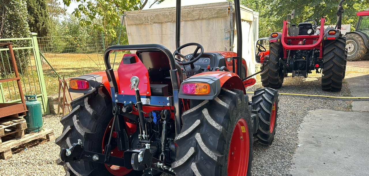 Kioti - Traktor: 2 kép. Kioti - Traktor: 2 kép.