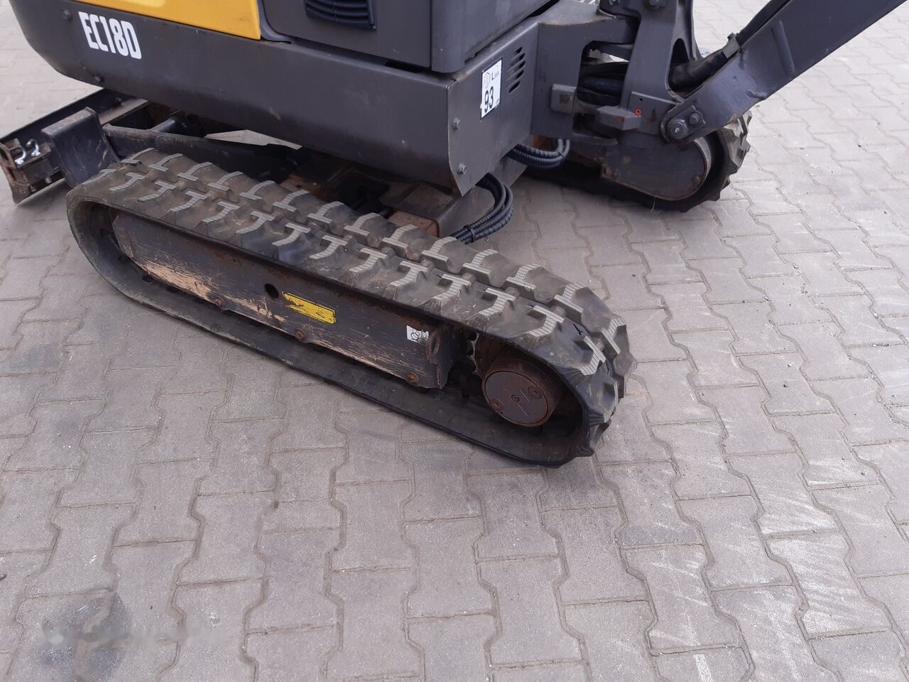 Minikotró Volvo EC18D: 11 kép.