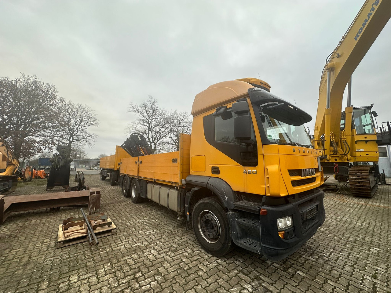 IVECO STRALIS 420 truck open box with TEREX loading crane 290.2E-A3 - Horgos rakodó teherautó, Darus autó: 2 kép. IVECO STRALIS 420 truck open box with TEREX loading crane 290.2E-A3 - Horgos rakodó teherautó, Darus autó: 2 kép.