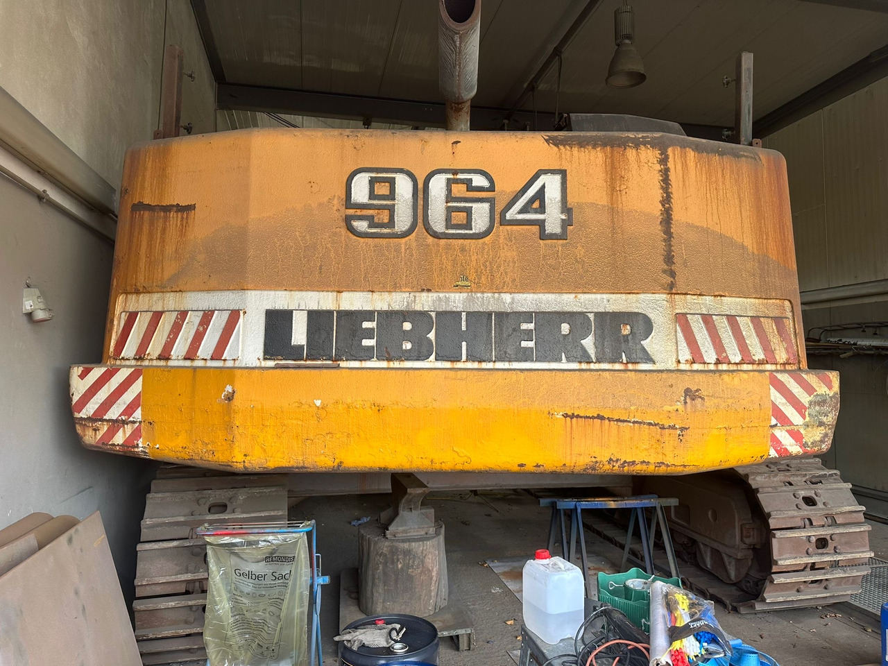LIEBHERR R964 - Lánctalpas kotró: 3 kép. LIEBHERR R964 - Lánctalpas kotró: 3 kép.