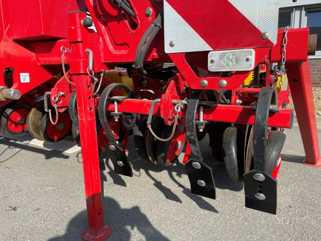 Grimme MATRIX 1200 - Szemenkénti vetőgép: 5 kép. Grimme MATRIX 1200 - Szemenkénti vetőgép: 5 kép.