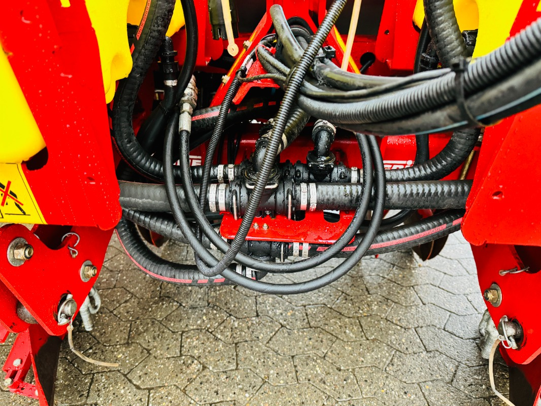 GRIMME FA-200 TS-420 - Betakarító gép: 5 kép. GRIMME FA-200 TS-420 - Betakarító gép: 5 kép.