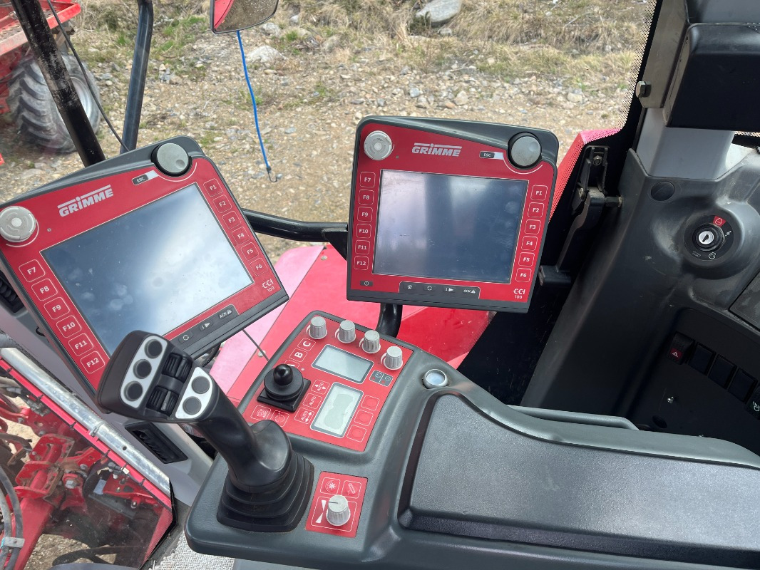 Grimme MAXTRON 620 II - Betakarító gép: 3 kép. Grimme MAXTRON 620 II - Betakarító gép: 3 kép.