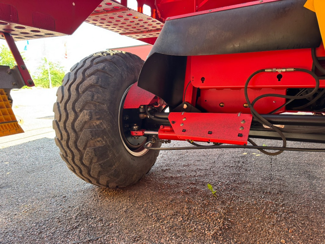 Grimme SE 140-UB - Betakarító gép: 3 kép. Grimme SE 140-UB - Betakarító gép: 3 kép.