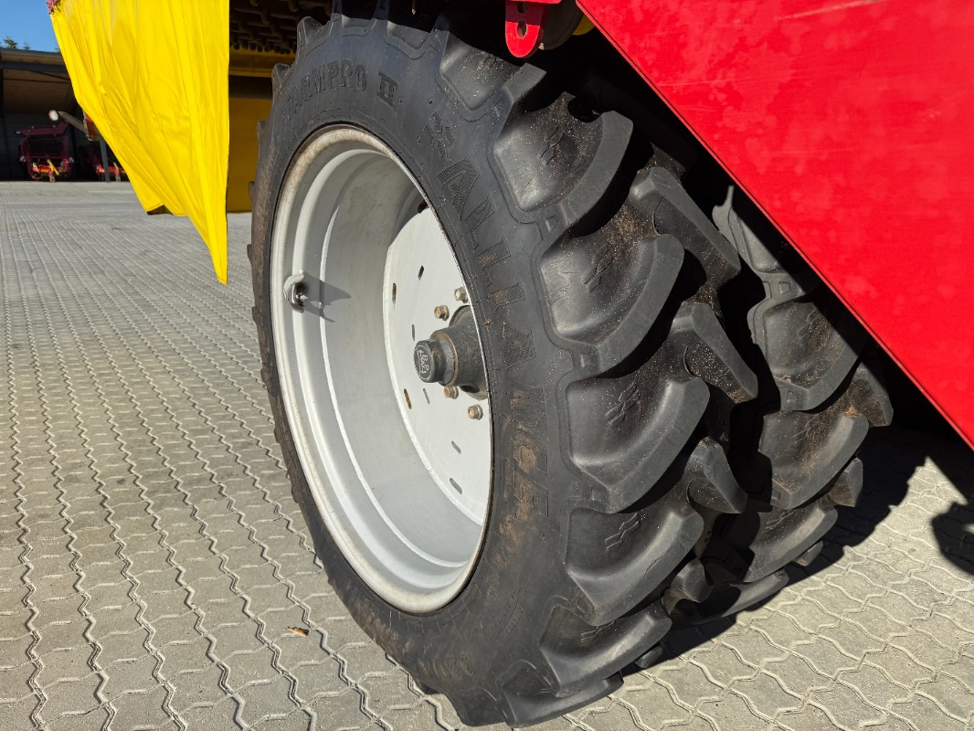 Grimme SE-150-60-NB - Burgonyakombájn: 4 kép. Grimme SE-150-60-NB - Burgonyakombájn: 4 kép.