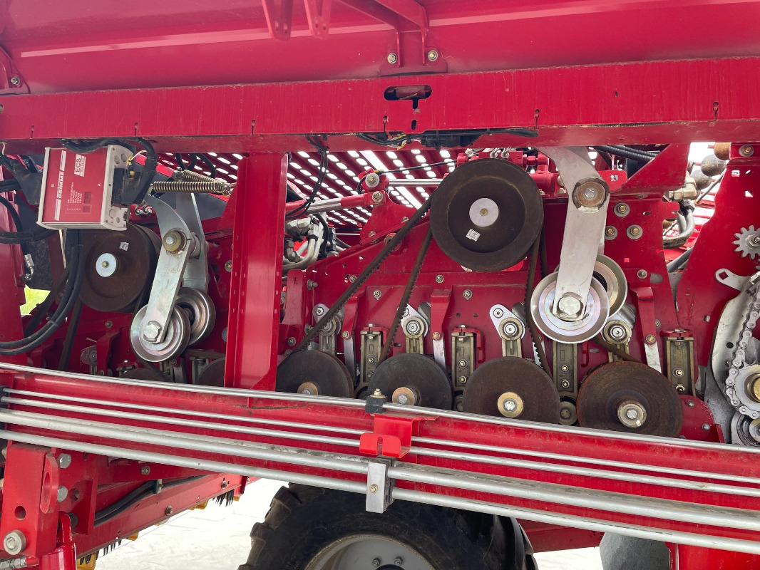 Grimme GT 170S DMS - Betakarító gép: 2 kép. Grimme GT 170S DMS - Betakarító gép: 2 kép.