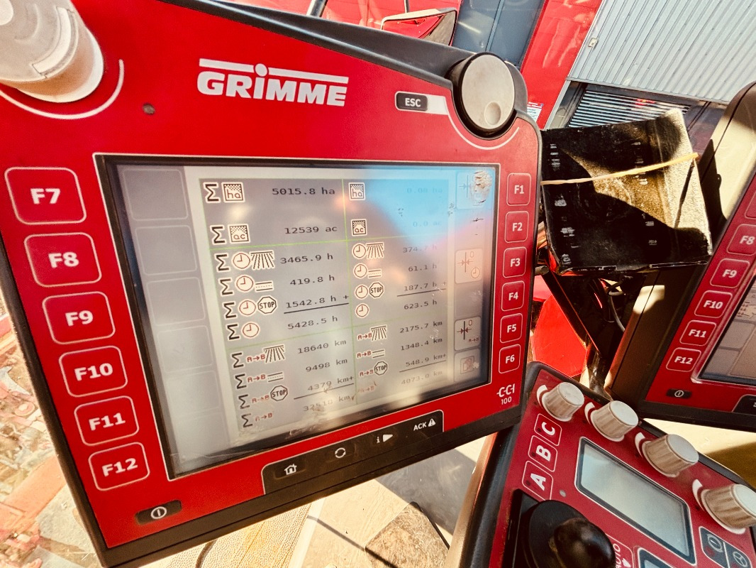 Grimme MAXTRON 620 - Betakarító gép: 4 kép. Grimme MAXTRON 620 - Betakarító gép: 4 kép.