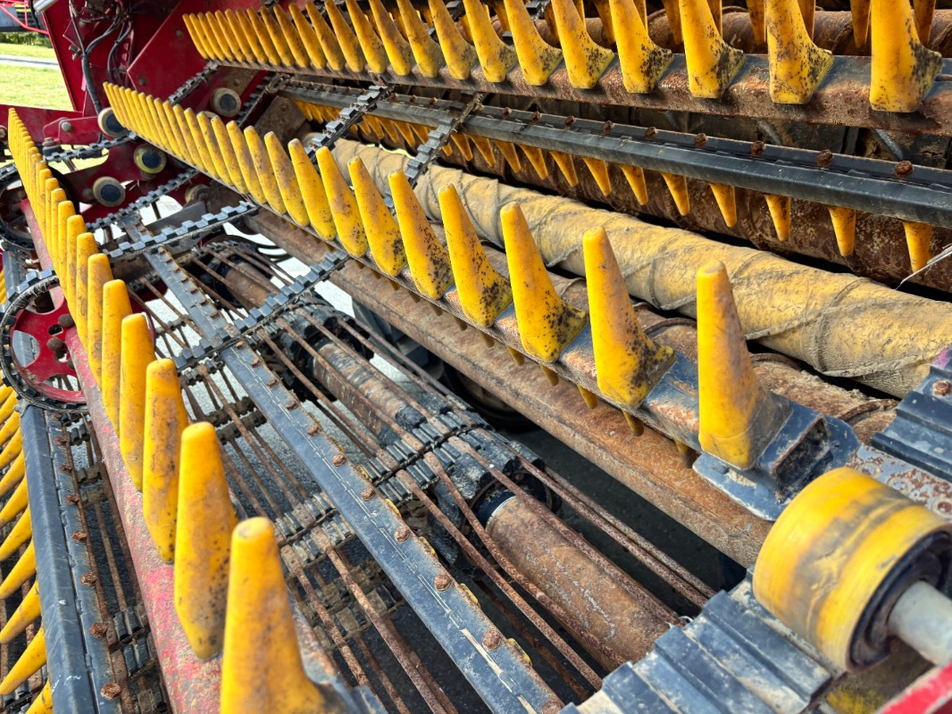 Grimme MAXTRON II 620 - Betakarító gép: 4 kép. Grimme MAXTRON II 620 - Betakarító gép: 4 kép.